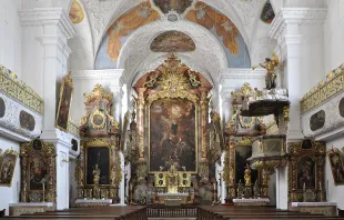 Prächtiger Rahmen: Der Innenraum der Kirche von St. Walburg mit seinem Hochaltar / Hoger / Wikimedia (CC BY-SA 4.0)