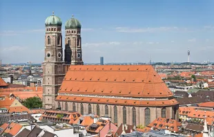 Die Frauenkirche in München, gesehen vom "Alten Peter", der Pfarrkirche St. Peter. / Diliff via Wikimedia (CC BY 2.5)