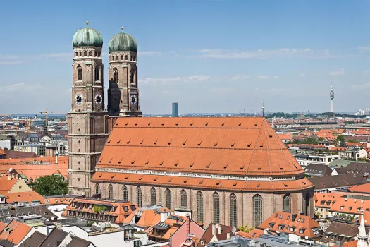 Die Frauenkirche in München, gesehen vom "Alten Peter", der Pfarrkirche St. Peter. / Diliff via Wikimedia (CC BY 2.5)