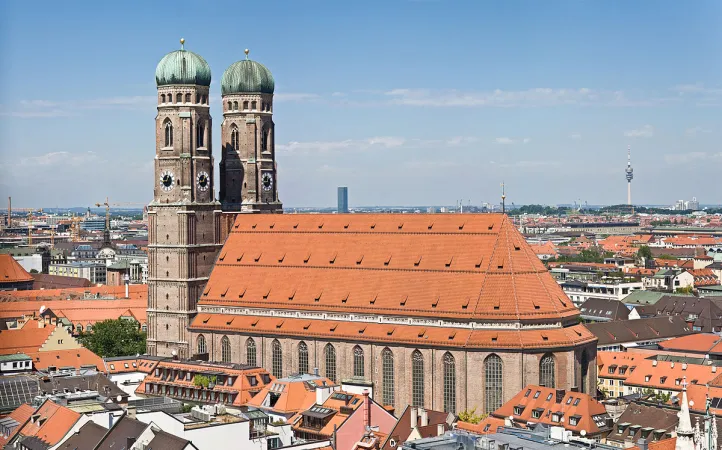 Die Frauenkirche in München, gesehen vom "Alten Peter", der Pfarrkirche St. Peter.