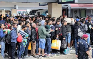 Migranten am Wiener Westbahnhof vor der Fahrt Richtung München Hauptbahnhof am 5. September 2015. Allein an diesem Tag wanderten mindestens 9.000 Menschen ohne Grenzkontrolle von Ungarn nach Österreich ein, um von dort über den Westbahnhof Richtung Deutschland weiter zu reisen / Bwag via Wikimedia (CC-BY-SA 4.0)