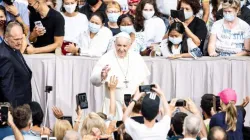 Papst Franziskus begrüßt Pilger bei der Generalaudienz im San-Damaso-Hof des Vatikans am 2. September 2020. / Daniel Ibanez / CNA Deutsch 