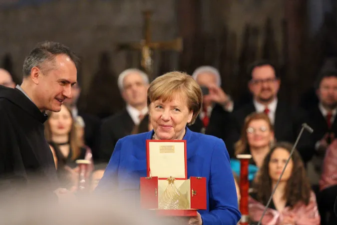 Kanzlerin Merkel mit der Lampe des Friedens
