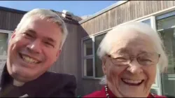 Lachen bei Facebook: Bischof Richard Umbers mit seiner Mutter. / ChurchPOP via Facebookseite von Bischof Umbers