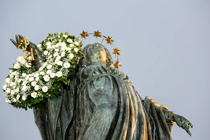 Die geschmückte Statue Muttergottes auf der Mariensäule unweit der Spanischen Treppe in Rom am 8. Dezember 2019