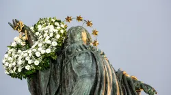 Die geschmückte Statue Muttergottes auf der Mariensäule unweit der Spanischen Treppe in Rom am 8. Dezember 2019 / Daniel Ibanez / CNA Deutsch 