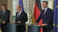 Von links nach rechts: Robert Habeck (Bundesminister für Wirtschaft und Klimaschutz, Bündnis 90/Die Grünen), Olaf Scholz (Bundeskanzler, SPD) und Christian Lindner (Bundesminister der Finanzen, FDP). / Screenshot von YouTube