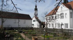 Blick vom Kräutergarten auf Kloster und Kirche. / Franzfoto via Wikimedia (CC-BY-SA 3.0)