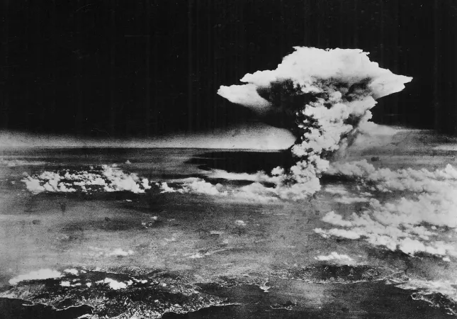 Der "Atompilz" über Hiroschima, aufgenommen von der Enola Gay, dem US-Flugzeug, dass die Bombe abwarf.