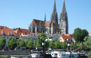 Blick von Norden auf Dom St. Peter zu Regensburg mit Donau und Schifffahrtsmuseum im Vordergrund / Omnidoom 999 / Wikemedia Commons / CC BY-SA 2.5