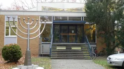 Die Menora vor einer Synagoge in Karlsruhe.  / Baden-Paul / Wikimedia (CC0) 