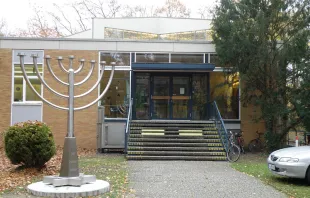 Die Menora vor einer Synagoge in Karlsruhe.  / Baden-Paul / Wikimedia (CC0) 