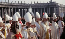 Konzilsväter auf dem Petersplatz im Oktober 1961 / Peter Geymayer / Wikimedia (Gemeinfrei)