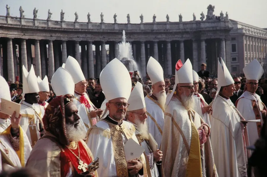 Konzilsväter auf dem Petersplatz im Oktober 1961