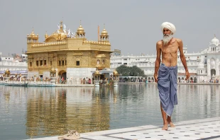 Pilgernder Anhänger der Sikh-Religion in Amritsar (Indien) nach einem rituellen Bad am Goldenen Tempel.  / Paul Rudd / Wikimedia (CC BY-SA 4.0) 