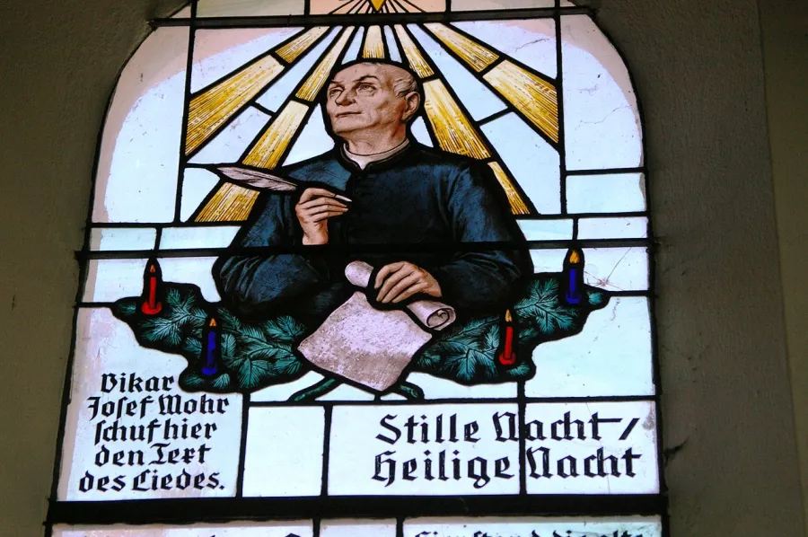 Glasfenster mit Josef Mohr in der Stille-Nacht-Kapelle