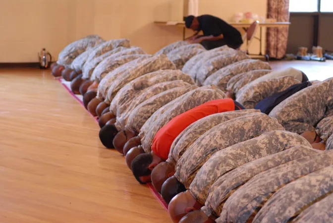 US-Soldaten muslimischen Glaubens im Gebet während der Feierlichkeiten von Eid-Al-Fitr, dem Ende des Fastenmonats Ramadan am 25. September 2009