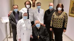 Kardinal Bassetti mit den "Engeln" beim Verlassen der Gemelli-Klinik in Rom am 3. Dezember 2020. / FB/ Amilcare Conti / ACI Stampa