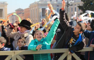 Kinder auf dem Petersplatz am Sonntag, 20. Dezember 2015 / CNA/Alexey Gotovskiy