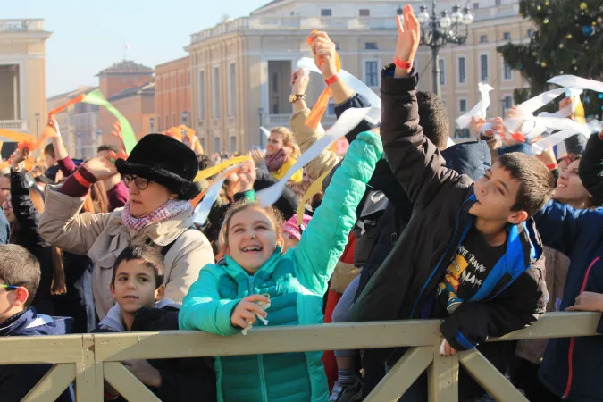 Kinder auf dem Petersplatz am Sonntag, 20. Dezember 2015