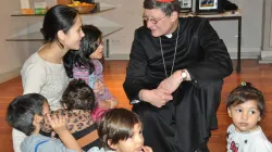 Kardinal Woelki im Gespräch bei "Mamica": Ein Projekt zur gesellschaftlichen und sozialen Integration von schwangeren Roma-Frauen und Roma-Müttern mit kleinen Kindern der Caritas / Erzbistum Köln