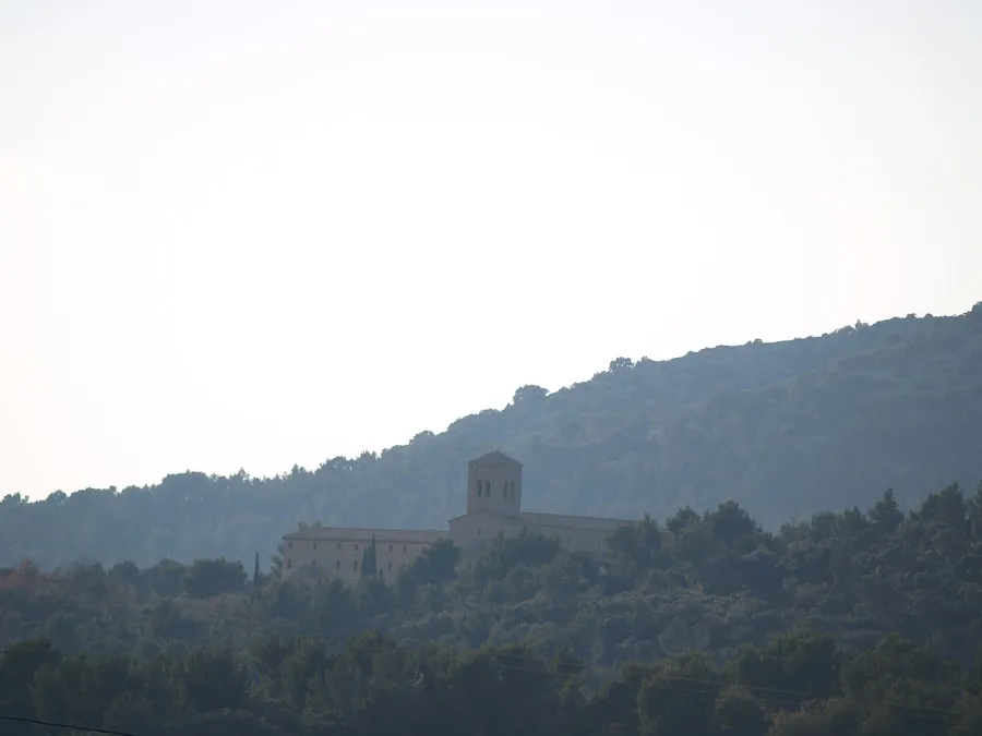 Blick auf die Abtei Barroux.