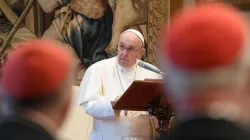 Papst Franziskus spricht zu Mitarbeitern der Kurie am 21. Dezember 2020 / Vatican Media