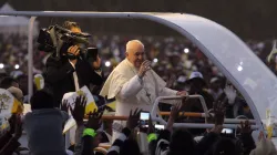 Papst Franziskus bei der Ankunft zur Jugendvigil mit rund 100.000 jungen Katholiken in Antananarivo am 7. September 2019 / Edward Pentin / CNA Deutsch