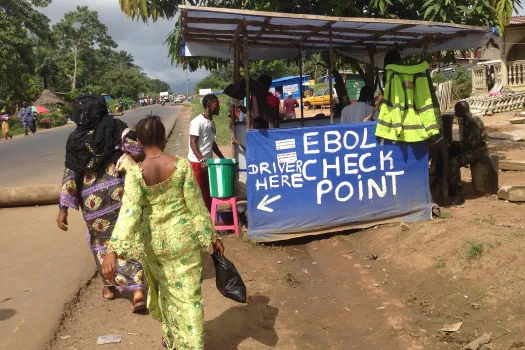 Ebola-Checkpunkt im Pujehun-Distrik (Sierra Leone) im Jahr 2015. Ende des Jahres erklärte die WHO das Land für ebolafrei. / Flickr / Medici con l'Africa Cuamm (CC BY-SA 2.0)