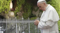 Papst Franziskus betet an der Lourdesgrotte an diesem Samstag, 30. Mai 2020  / Päpstlicher Rat für die Neuevangelisierung