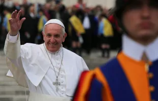 Papst Franziskus begrüßt Gläubige auf dem Petersplatz am Palmsonntag, 20. März 2016. / CNA/Daniel Ibanez