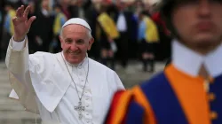 Papst Franziskus begrüßt Gläubige auf dem Petersplatz am Palmsonntag, 20. März 2016. / CNA/Daniel Ibanez