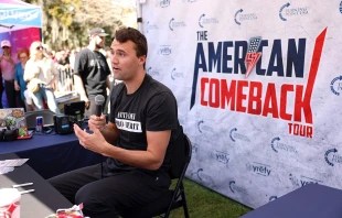 Charlie Kirk am 28. Februar 2025 bei einer Diskussionsveranstaltung an der Florida State University / Gage Skidmore from Surprise, AZ, United States of America