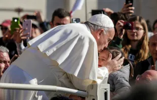 Papst Franziskus küsst ein Kind auf dem Petersplatz am 29. März 2017. / CNA/Lucia Ballester