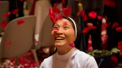Eine junge Ordensschwester freut sich im römischen Pantheon am 4. Juni 2017 über den Blütenreigen / CNA / Marina Testino