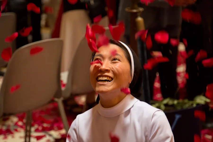 Eine junge Ordensschwester freut sich im römischen Pantheon am 4. Juni 2017 über den Blütenreigen