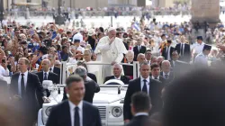 Papst Franziskus begrüßt Pilger auf dem Petersplatz am 7. Juni 2017 / CNA / Daniel Ibanez