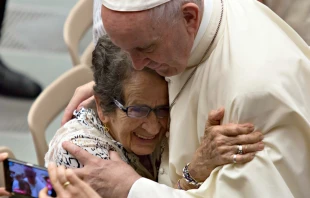 Papst Franziskus umarmt eine Frau bei der Generalaudienz am 2. August 2017. / CNA / Daniel Ibanez