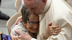 Papst Franziskus umarmt eine Frau bei der Generalaudienz am 2. August 2017. / CNA / Daniel Ibanez
