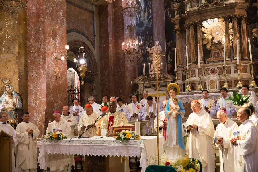 Kardinal Turkson feiert die heilige Messe in Santa Maria della Scala am 15. September 2017