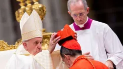 Papst Franziskus setzt Kardinal Miguel Ángel Ayuso Guixot am 5. Oktober 2019 den Kardinalshut auf.
 / Daniel Ibanez / CNA Deutsch
