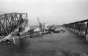 Mainz, 1946: Links im Bild die Eisenbahnüberführung über den Rhein (Mainzer Südbrücke), rechts im Bild die als Behelfsbrücke errichtete Marshallbrücke. / Wikimedia (CC0) 