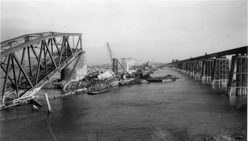 Mainz, 1946: Links im Bild die Eisenbahnüberführung über den Rhein (Mainzer Südbrücke), rechts im Bild die als Behelfsbrücke errichtete Marshallbrücke.