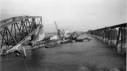 Mainz, 1946: Links im Bild die Eisenbahnüberführung über den Rhein (Mainzer Südbrücke), rechts im Bild die als Behelfsbrücke errichtete Marshallbrücke. / Wikimedia (CC0) 