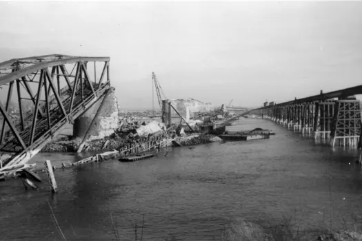 Mainz, 1946: Links im Bild die Eisenbahnüberführung über den Rhein (Mainzer Südbrücke), rechts im Bild die als Behelfsbrücke errichtete Marshallbrücke. / Wikimedia (CC0) 