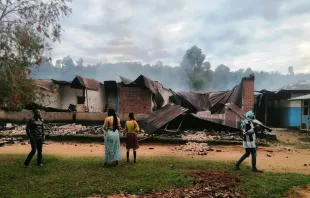 Niedergebrannte Häuser nach einer Rebellenattacke auf ein kirchliches Krankenhaus in Maboya/DR Kongo / Kirche in Not
