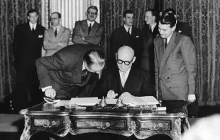 Die Unterzeichnung des Schuman-Plans am 9. Mai 1950: Der Seligsprechungsprozess des französischen Außenministers und Christdemokraten wurde in Schumans Heimatdiözese Metz initiiert und ist seit 2004 im Vatikan anhängig. / Europaparlament