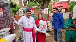 Bischof Indrias Rehmat verteilt Hilfsgüter an Familien, die von den Ausschreitungen in Jaranwala betroffen waren. / Kirche in Not