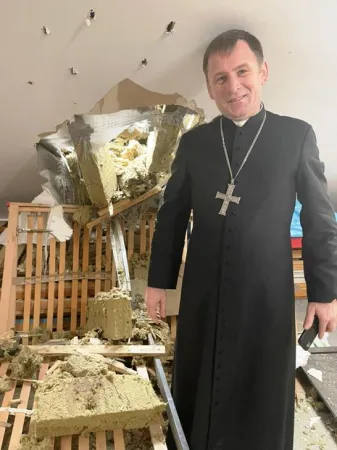 Bischof Pavlo Honcharuk vor dem beschädigten Dach des Bischofshauses in Charkiw. 