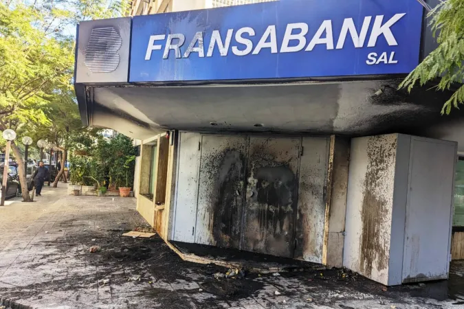 Brandschäden an einer Bank in Beirut